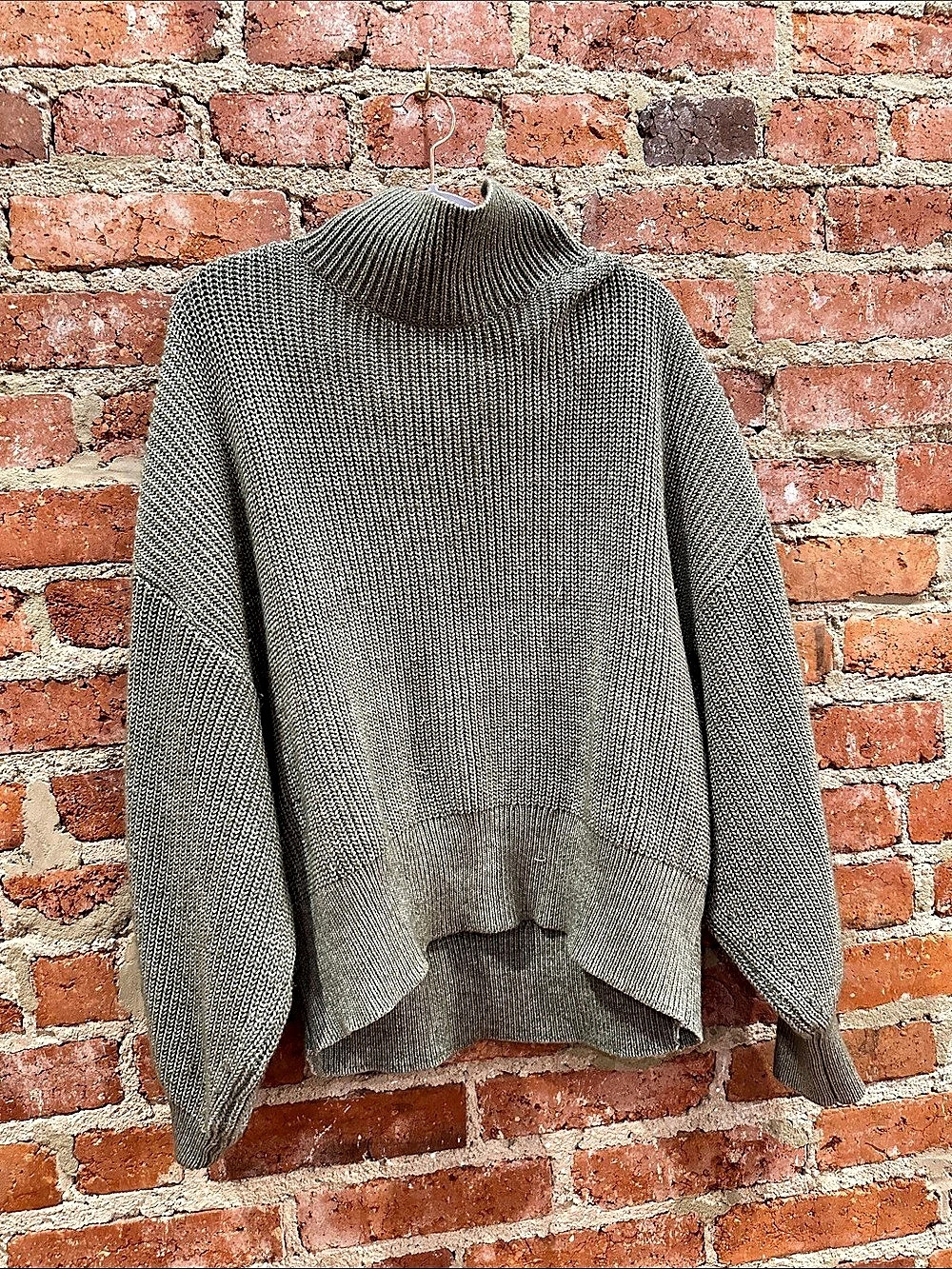 H&Medium Ribbed Turtleneck Sweater in Green Size Medium - Picture 2 of 3